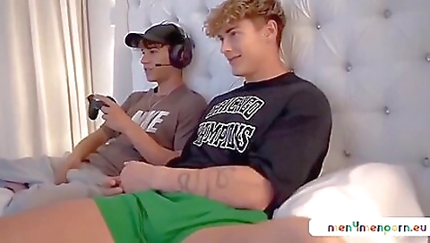 Two hot babes fucking and kel