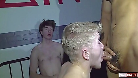 Chap gainss mint sex with her pussy