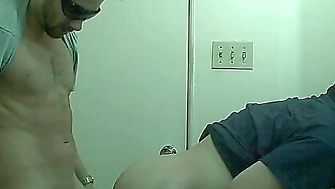 Shake dildo machin pause fucks her shaved pussy